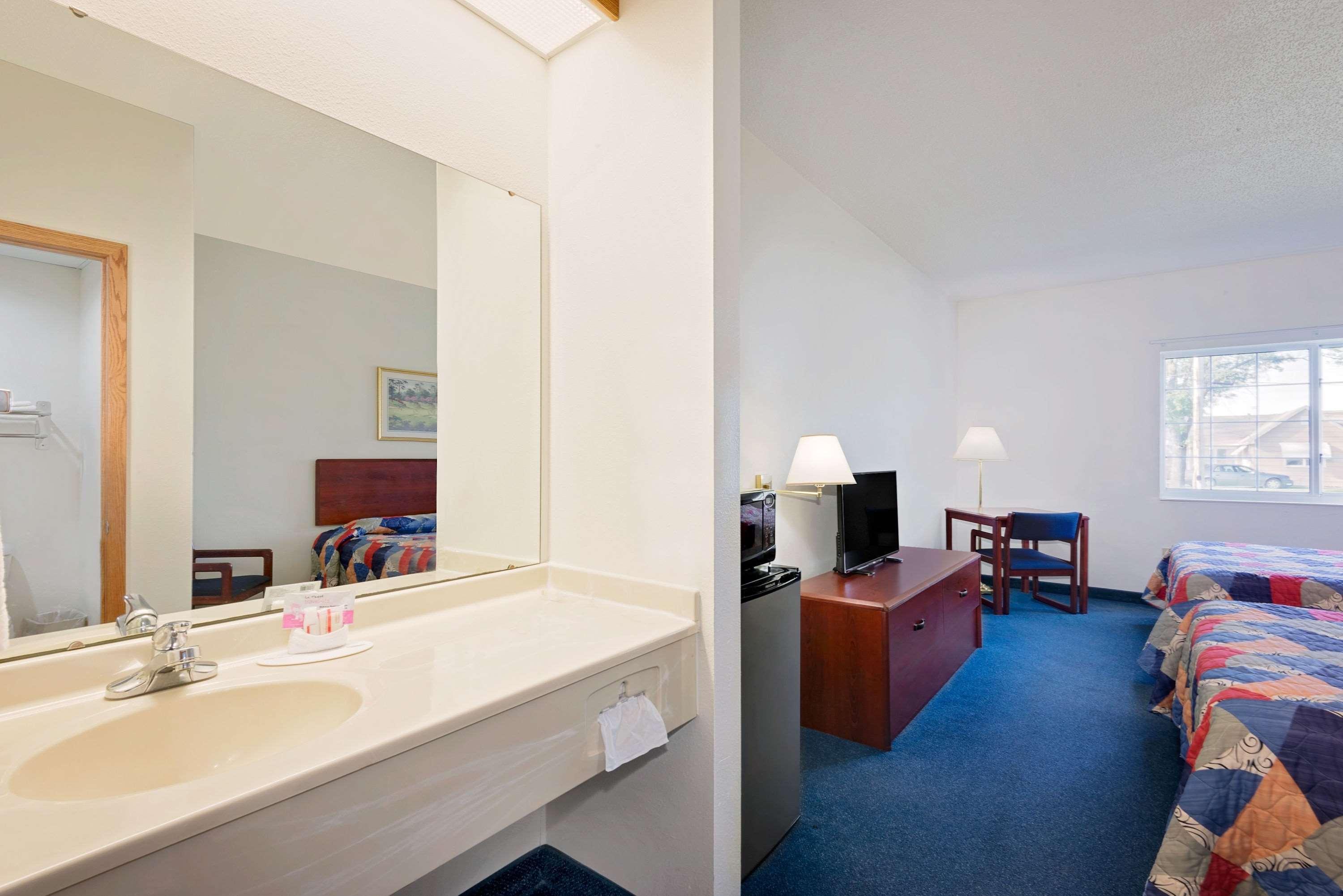 Super 8 By Wyndham Emmetsburg Hotel Exterior photo